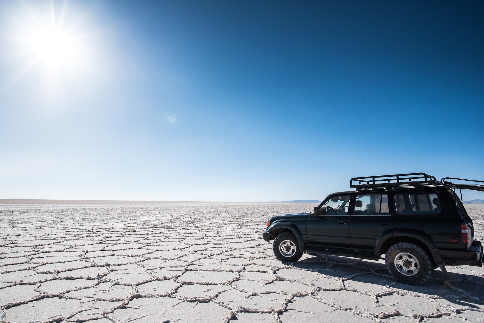 砂漠と中古車のイメージ